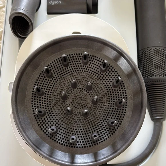 Dyson Supersonic Hair Blow Dryer with Attachments. Excellent condition - Picture 4 of 7